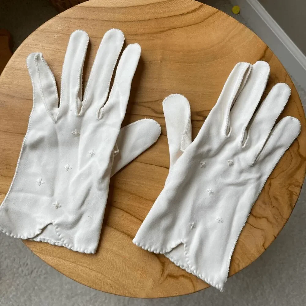 Vintage 1960s White Cotton Gloves with White Embroidered Flower Details Wrist Le
